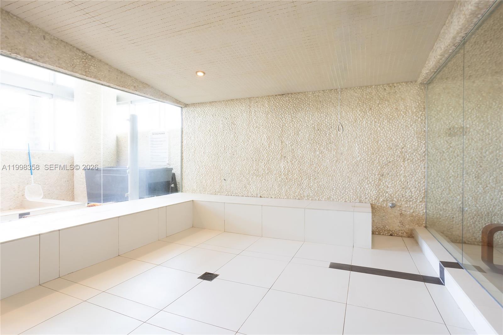 MINT CONDO - Residential