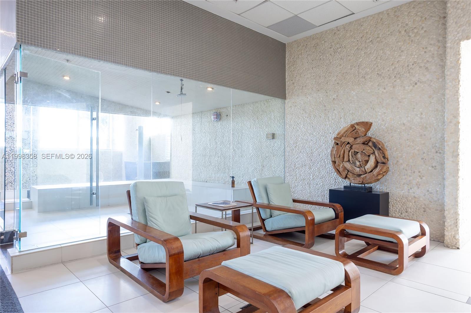 MINT CONDO - Residential