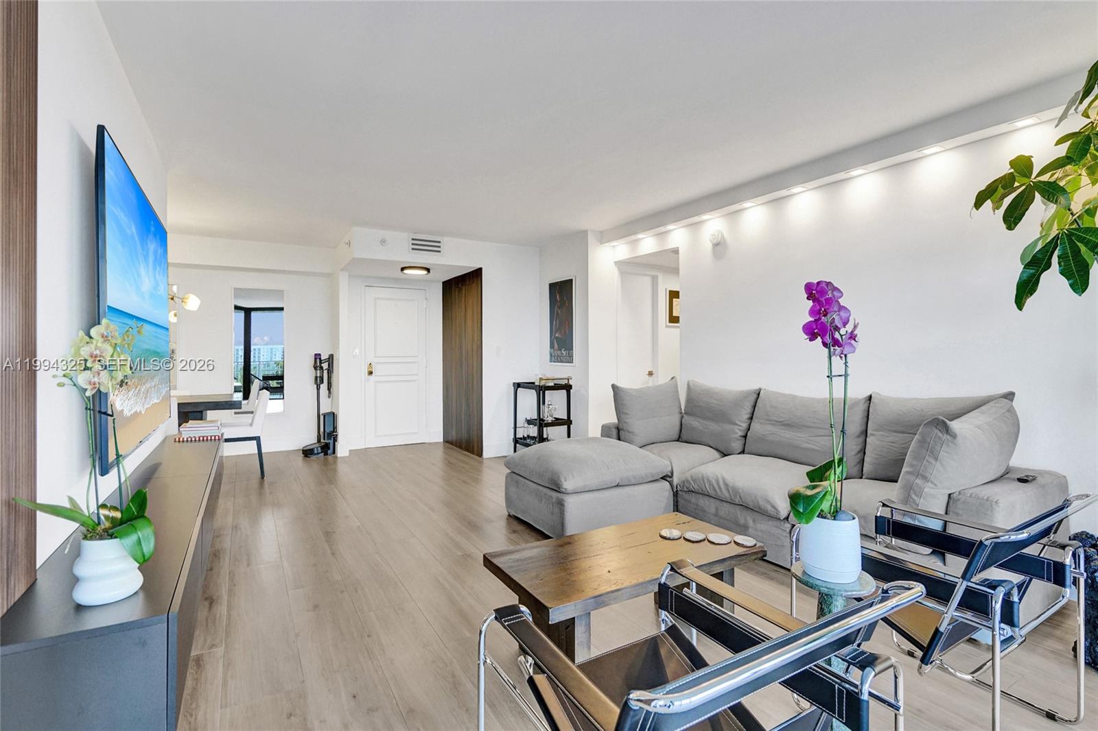 TOWERS OF QUAYSIDE CONDO - Residential