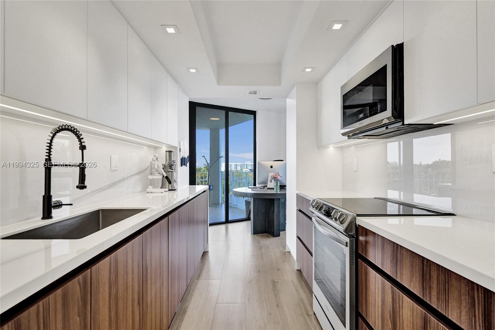 TOWERS OF QUAYSIDE CONDO - Residential