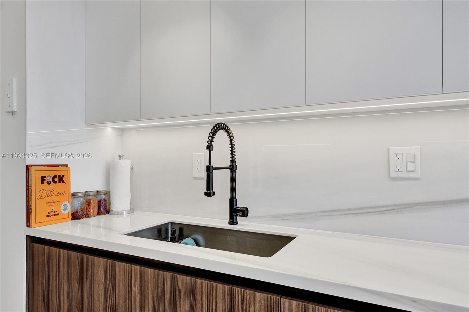 TOWERS OF QUAYSIDE CONDO - Residential