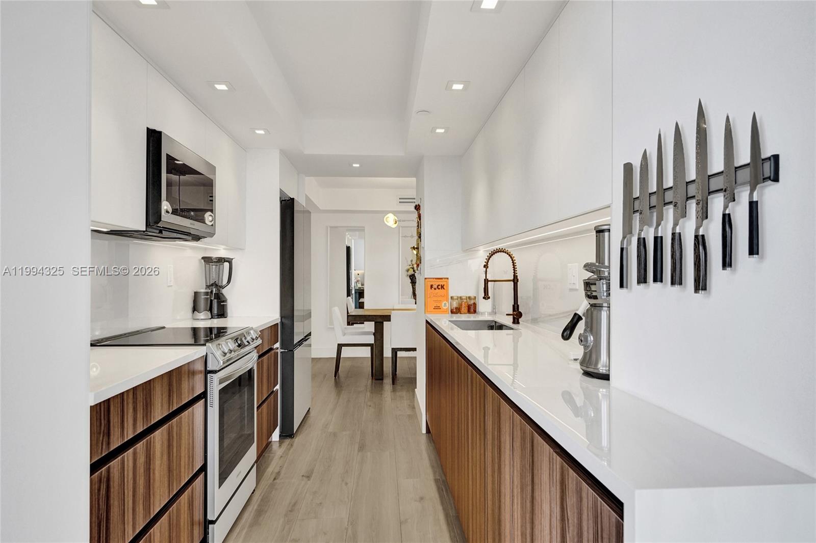 TOWERS OF QUAYSIDE CONDO - Residential