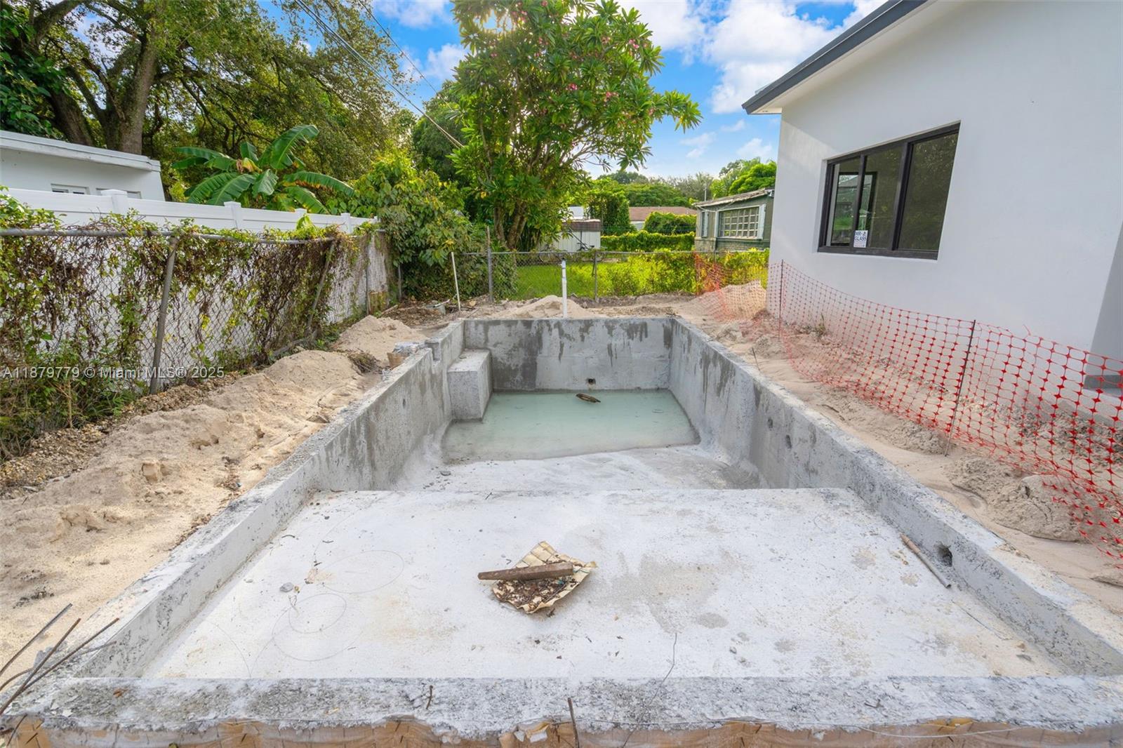 UNIVERSITY MNR - Residential