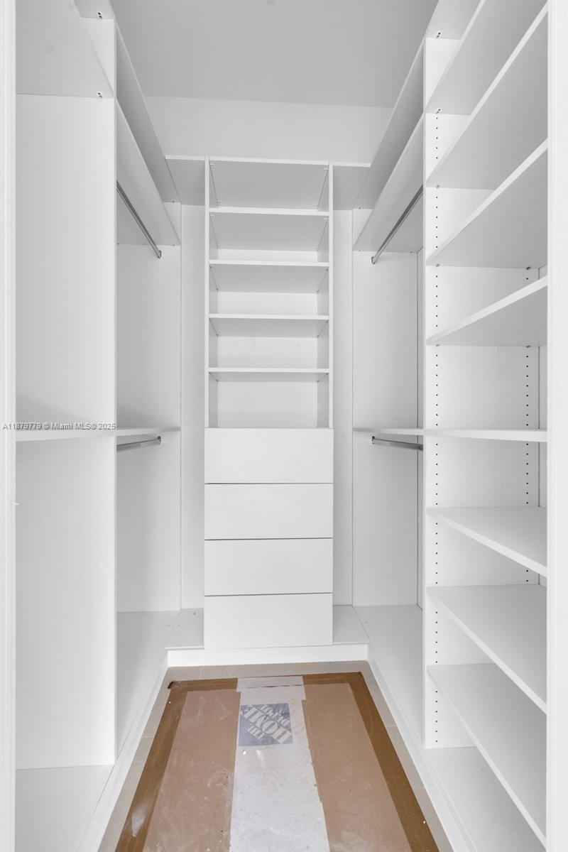 UNIVERSITY MNR - Residential