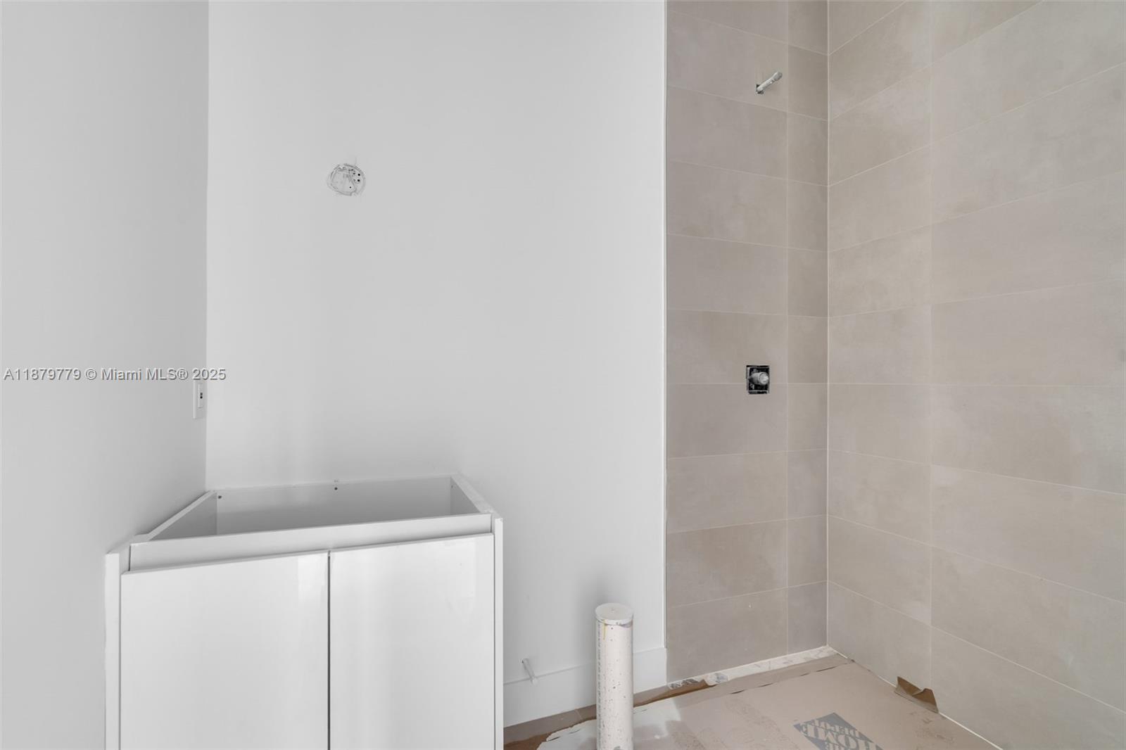 UNIVERSITY MNR - Residential