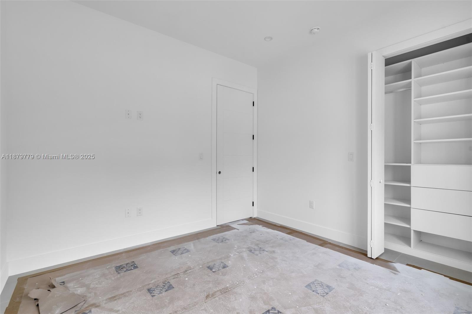 UNIVERSITY MNR - Residential