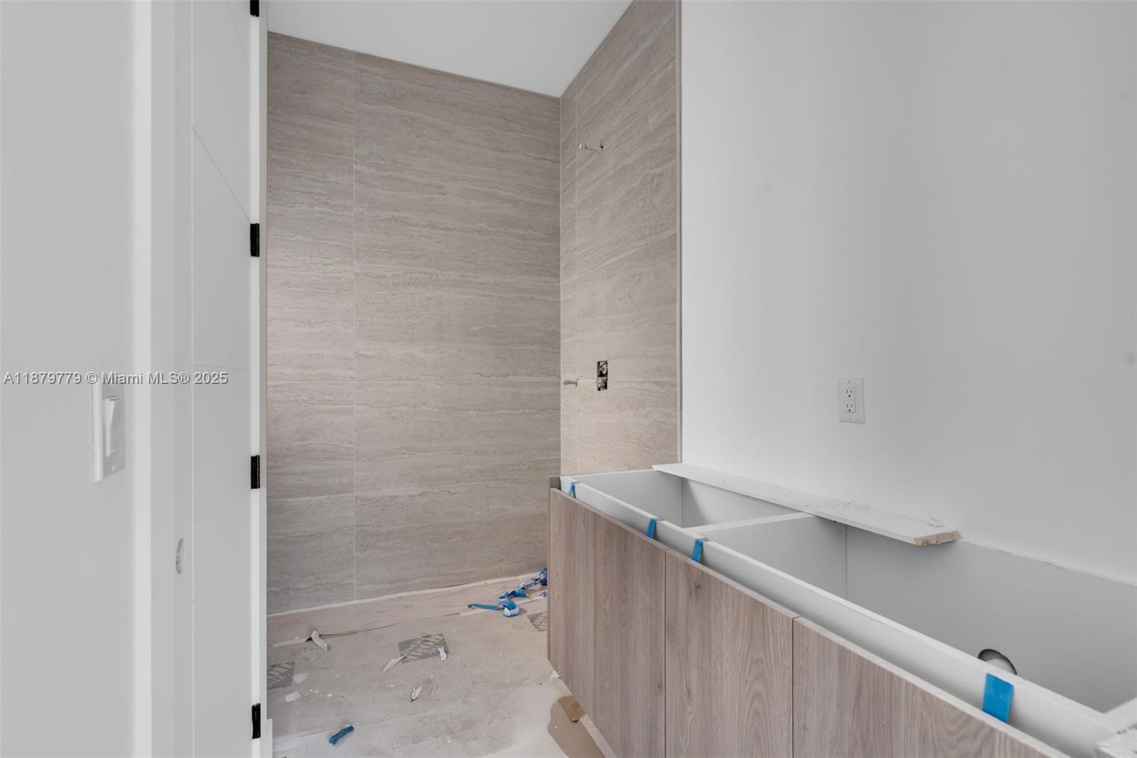 UNIVERSITY MNR - Residential