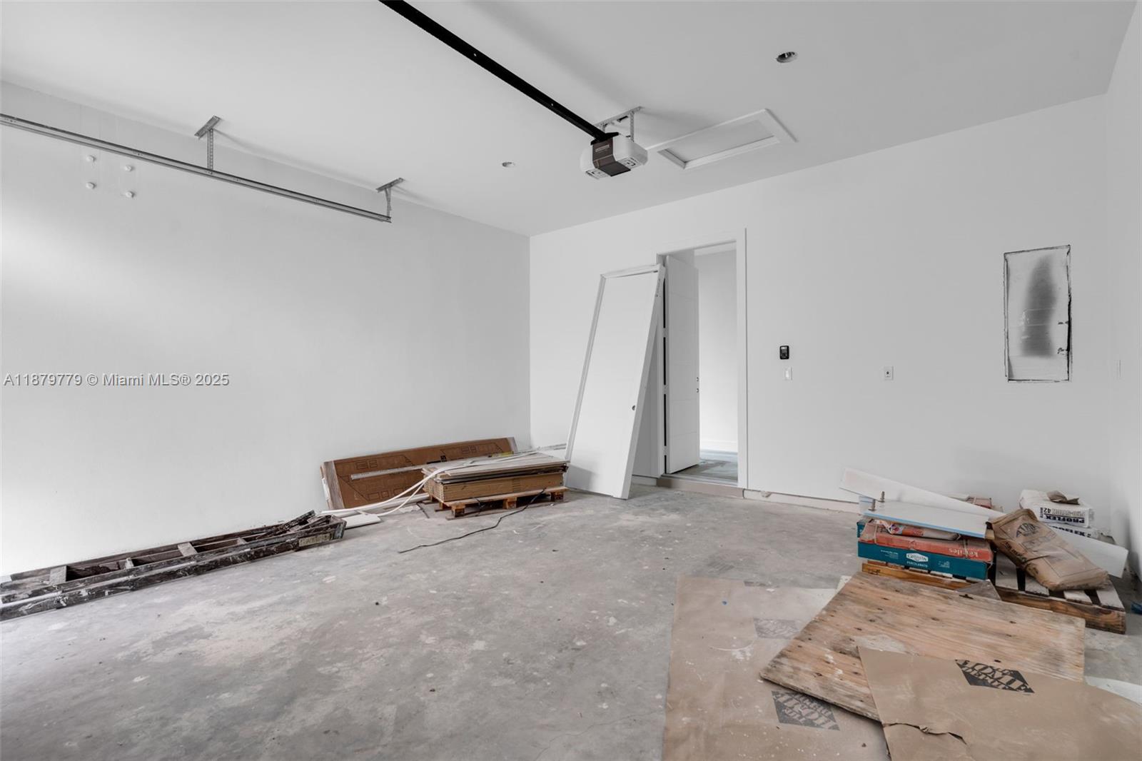 UNIVERSITY MNR - Residential