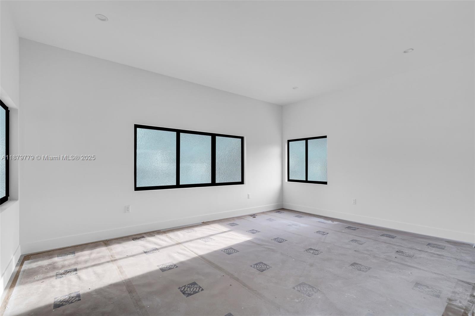 UNIVERSITY MNR - Residential