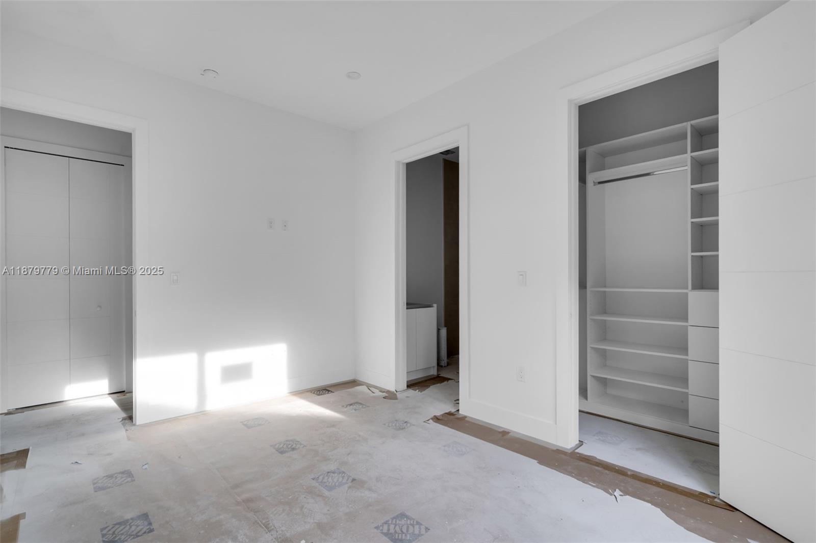 UNIVERSITY MNR - Residential