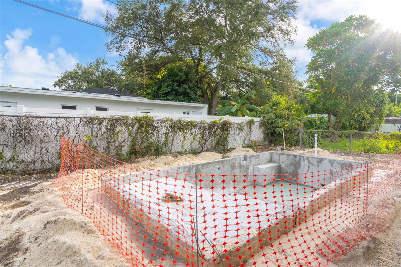 UNIVERSITY MNR - Residential