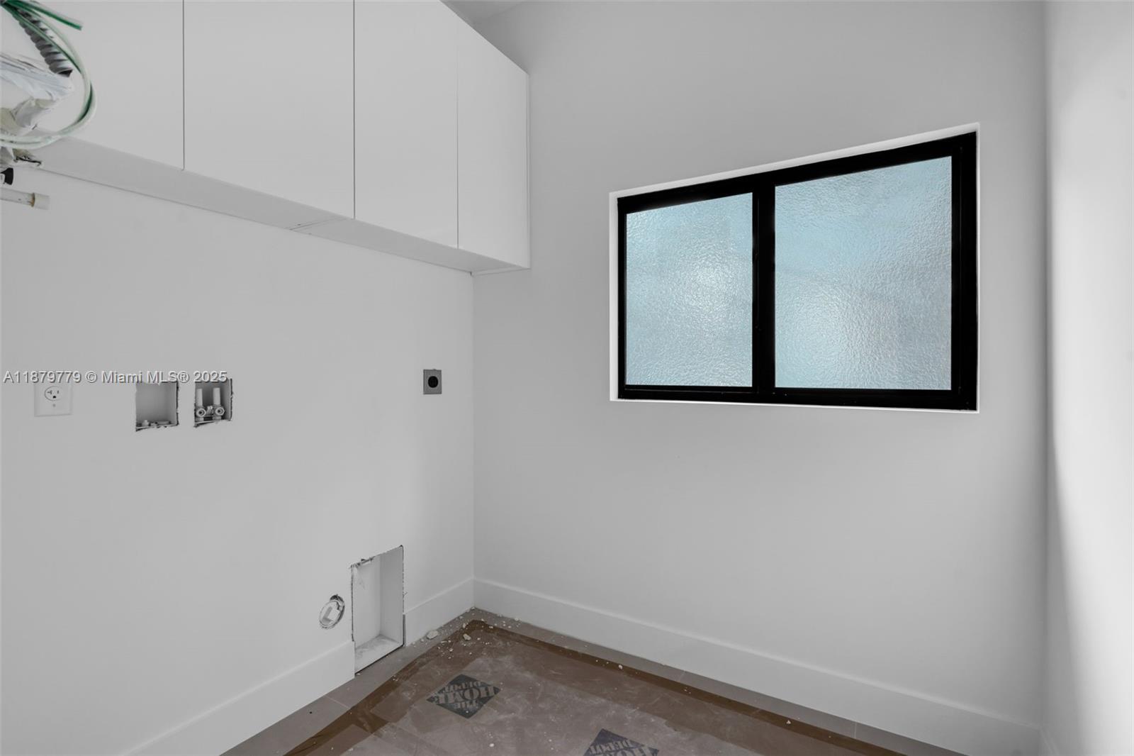 UNIVERSITY MNR - Residential