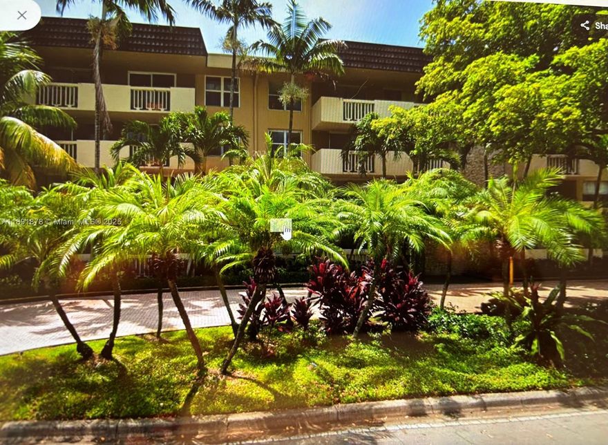 Large 1 bedroom with balcony in the heart of San Souci. Excellent location, near restaurants, Bal harbor shops and the beach.  Unit has tile floors throughout, ample closet space, lots of kitchen cabinets. Freshly painted, clean, and brand new a/c.  Very Easy to Show!