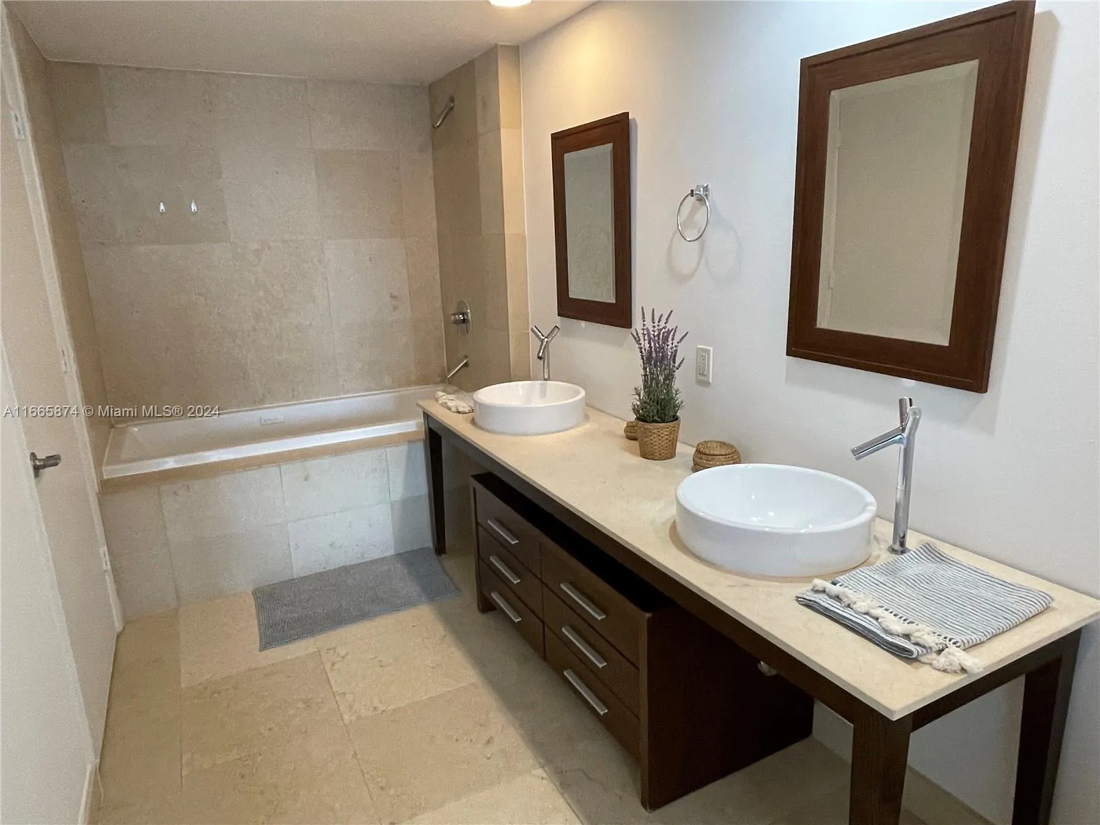 Miami, Florida 33131, United States, 1 Bedroom Bedrooms, ,1 BathroomBathrooms,Residential,Active,42103