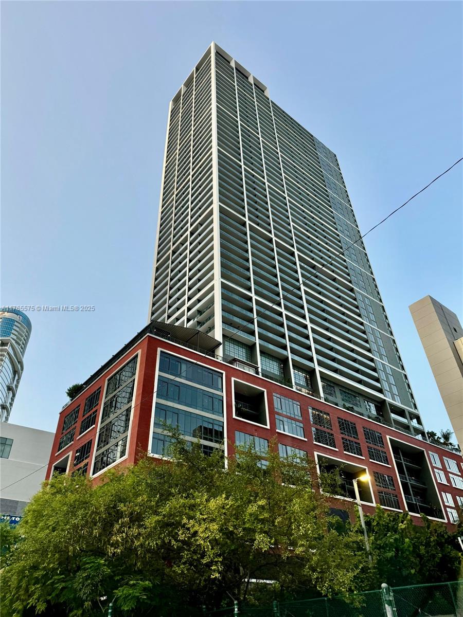INCREDIBLE SOUTH VIEW TO MIAMI SKYLINE. NO RENTAL RESTRICTION. FULLY FURNISHED. STATE OF THE ART AMENITIES. NICE BALCONY FACING SOUTH. SUBZERO AND WOLF APPLIANCES. HIGH CEILINGS. SMART BUILDING WITH HIGH SPEED INTERNET ACCESS. GYM, SPA, POOL, SOCIAL ROOM, KIDS ROOM, SAUNA AND THREE ONSITE RESTAURANTS.