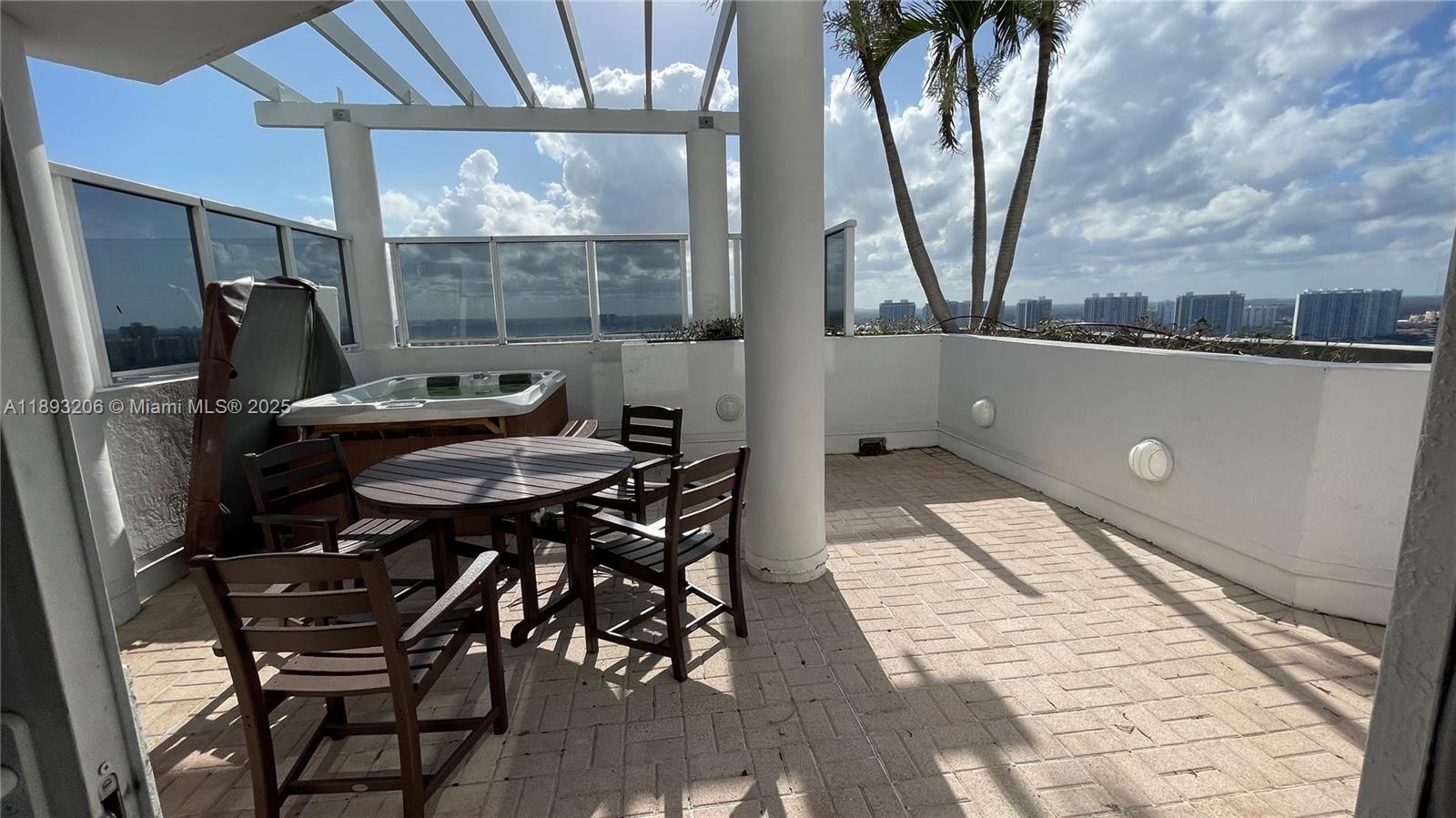 TRUMP INTERNATIONAL SONES - Residential