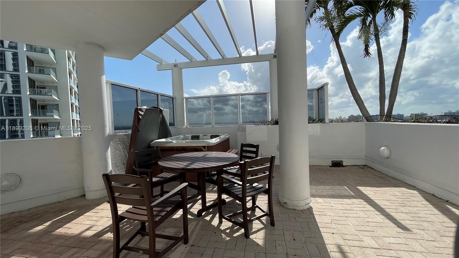 TRUMP INTERNATIONAL SONES - Residential