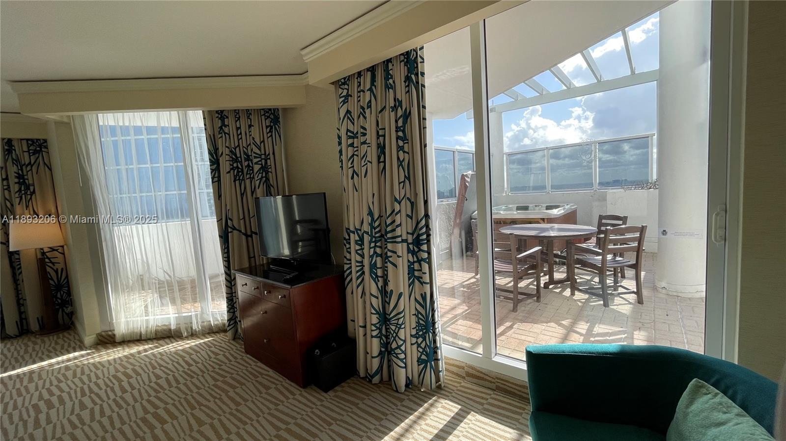 TRUMP INTERNATIONAL SONES - Residential