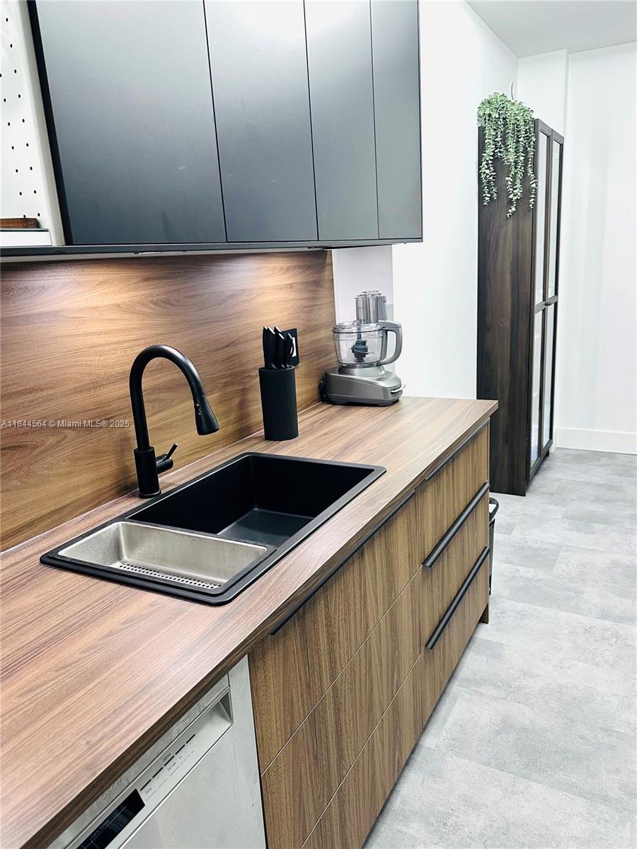 HILLCREST NO 21 CONDO - Residential