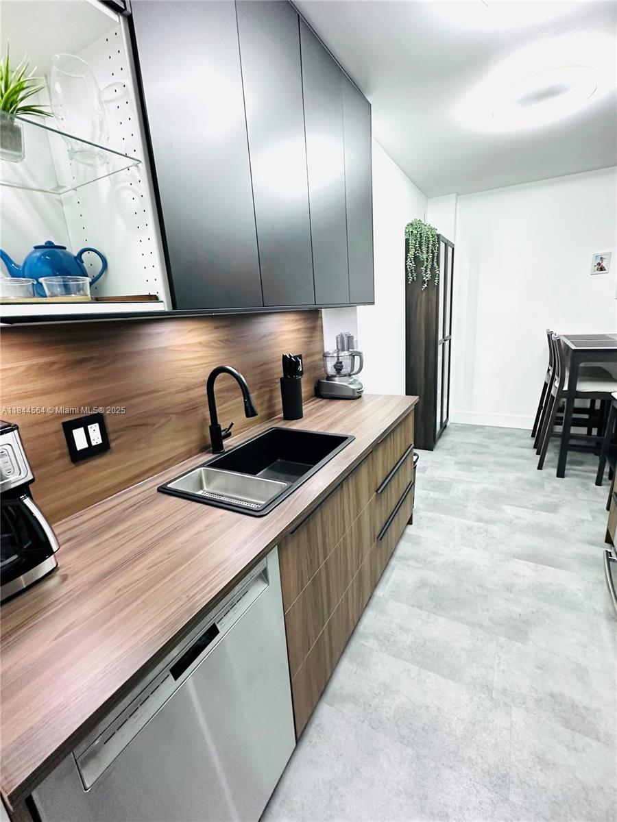 HILLCREST NO 21 CONDO - Residential