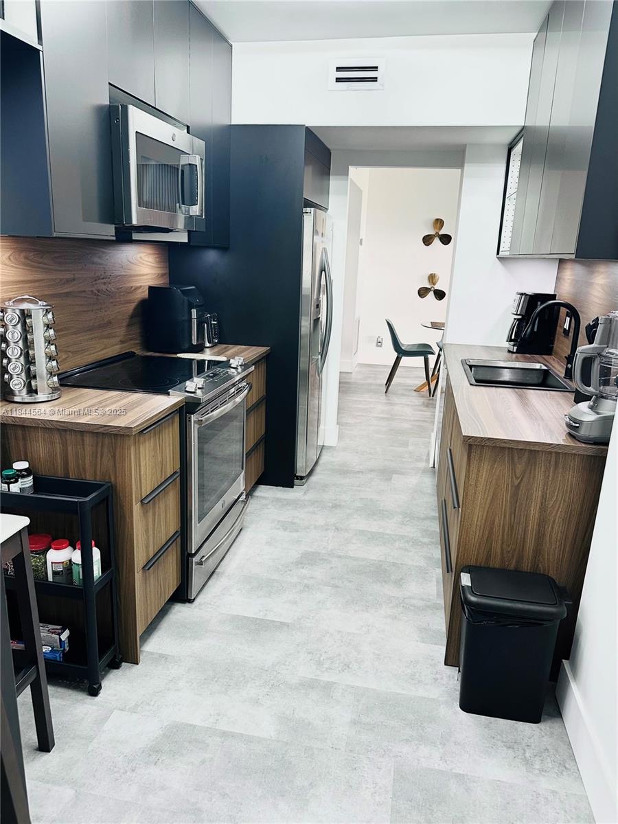 HILLCREST NO 21 CONDO - Residential