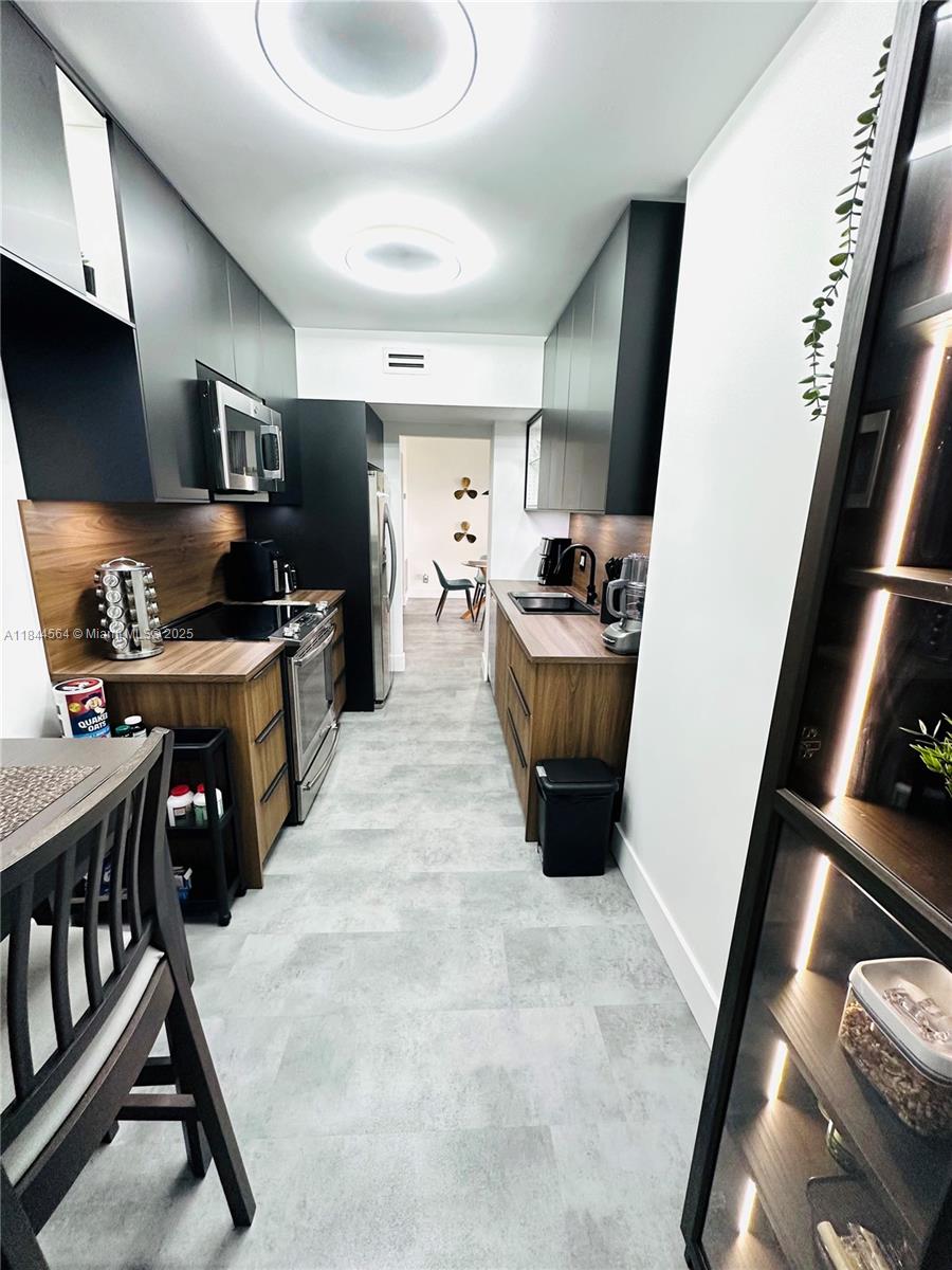 HILLCREST NO 21 CONDO - Residential