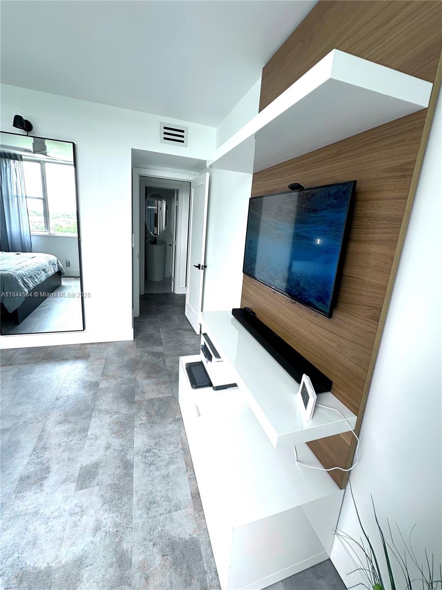 HILLCREST NO 21 CONDO - Residential