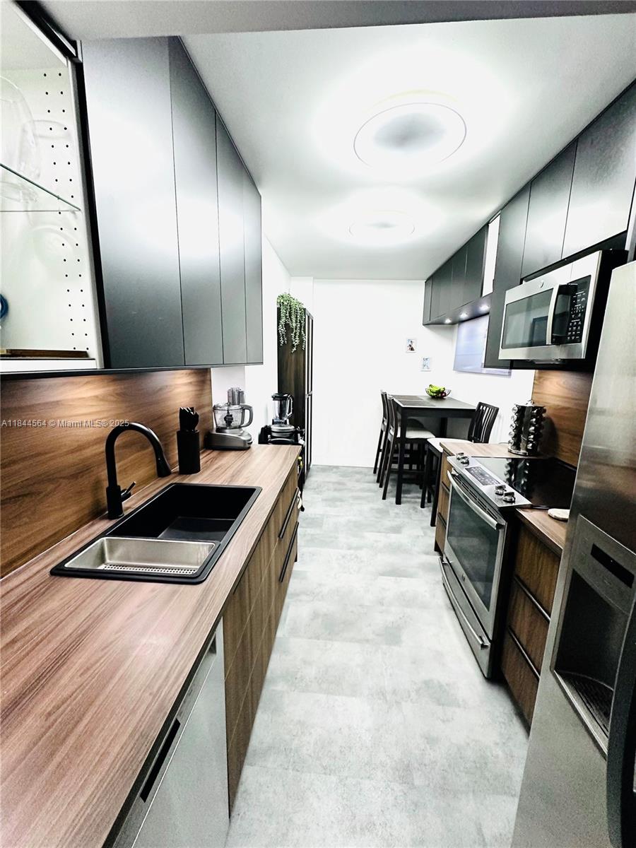 HILLCREST NO 21 CONDO - Residential