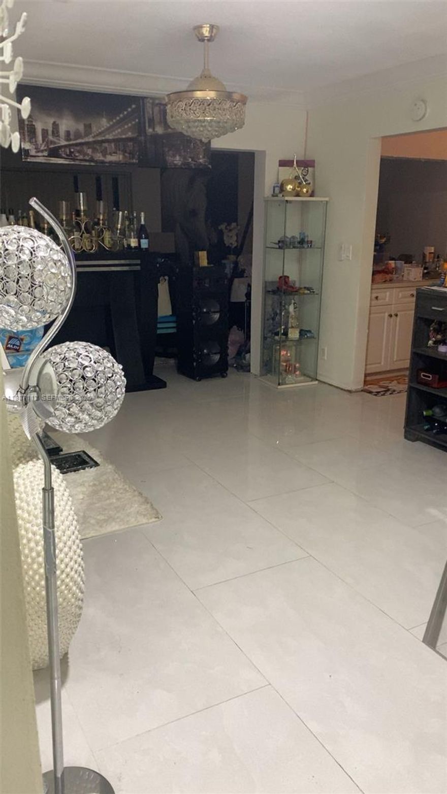 This is nice renovated home with  a 3 Bedrooms 2 bath and 1 car garage en great condition, sunking livingroom. There is hot  HOA! great location,  Location.!!