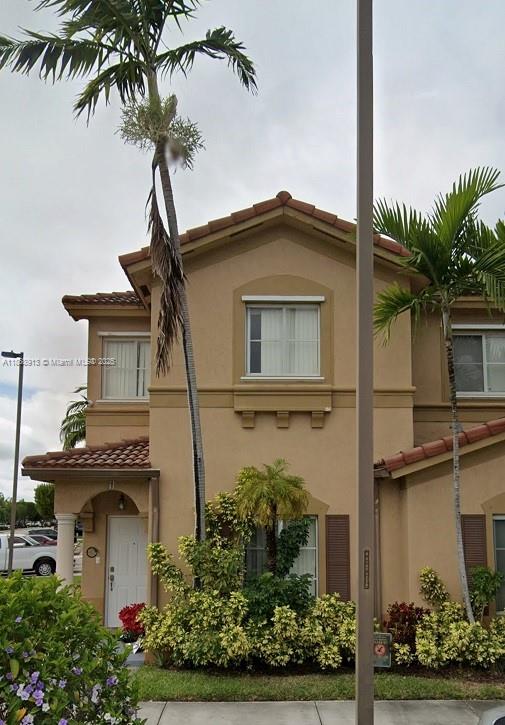 Great villa in Leeward at the Islands at Doral. This four bedroom villa has one bedroom and a full bathroom downstairs. Recently remodeled kitchen and bathrooms. Close to excellent schools, shopping and restaurants.