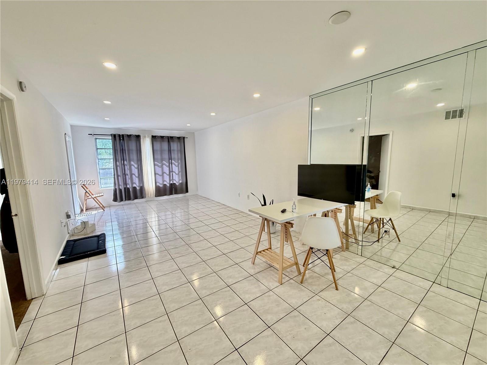 OMEGA CONDO NO 6 - Residential