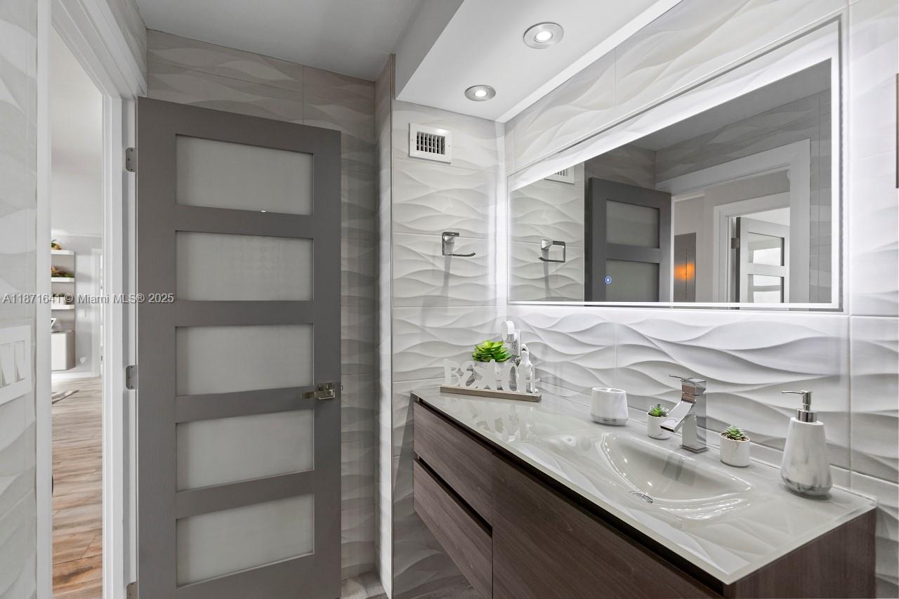 VANTAGE VIEW CONDO - Residential