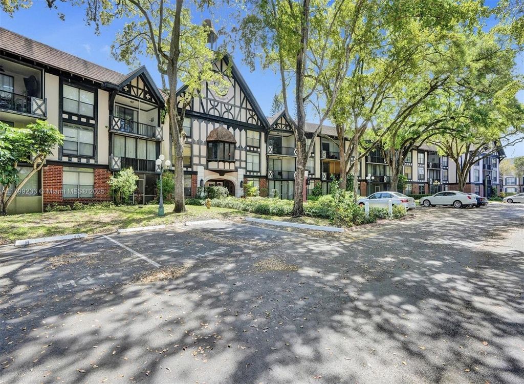 Photo of 3730 Inverrary Dr #1V, Lauderhill, FL 33319 (MLS # A11799233)