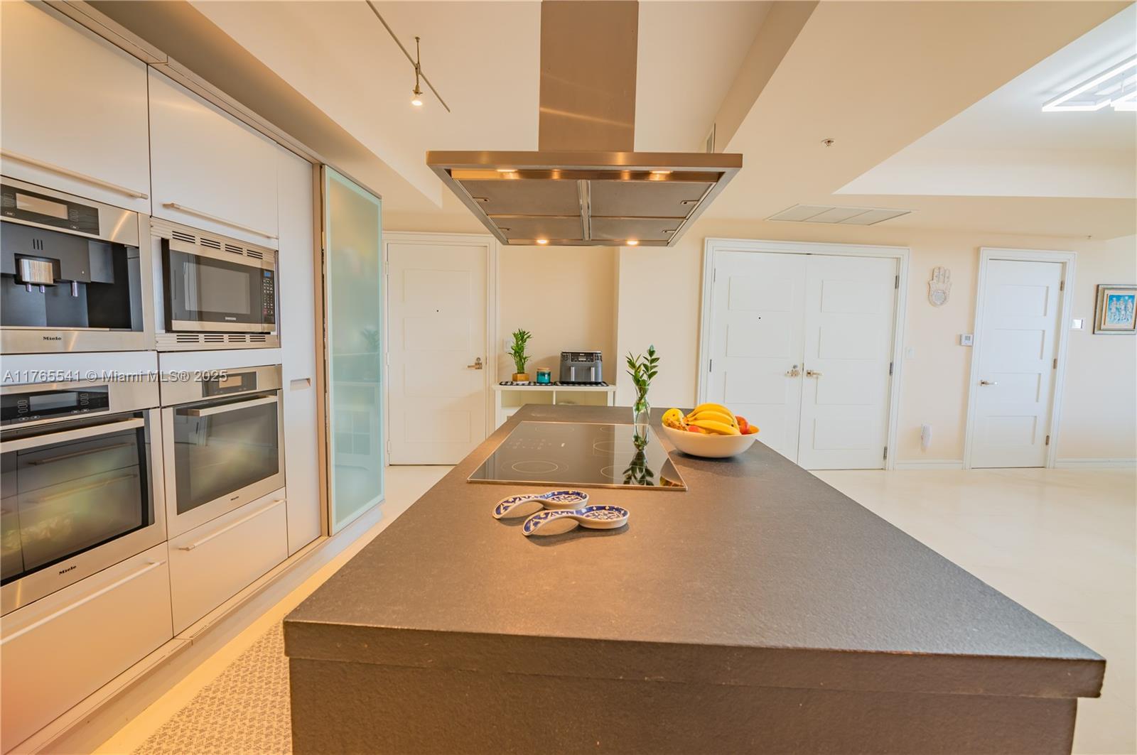 18201 Collins Ave 506