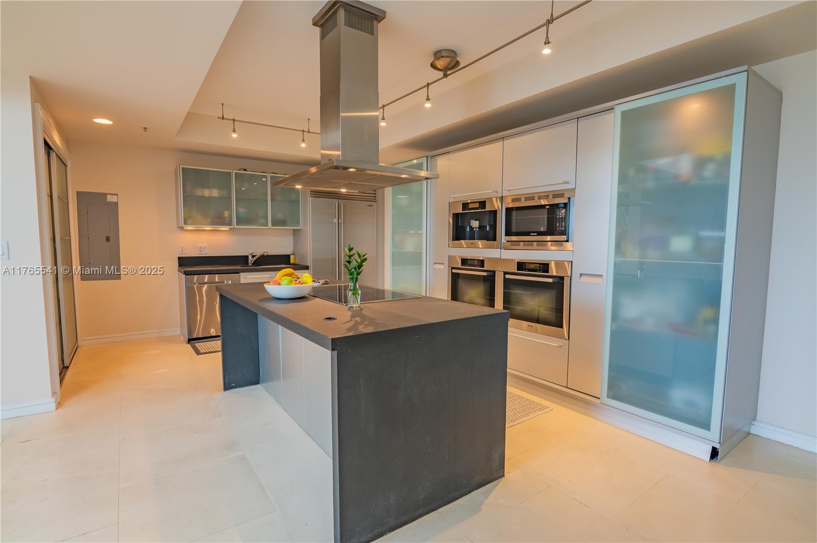18201 Collins Ave 506