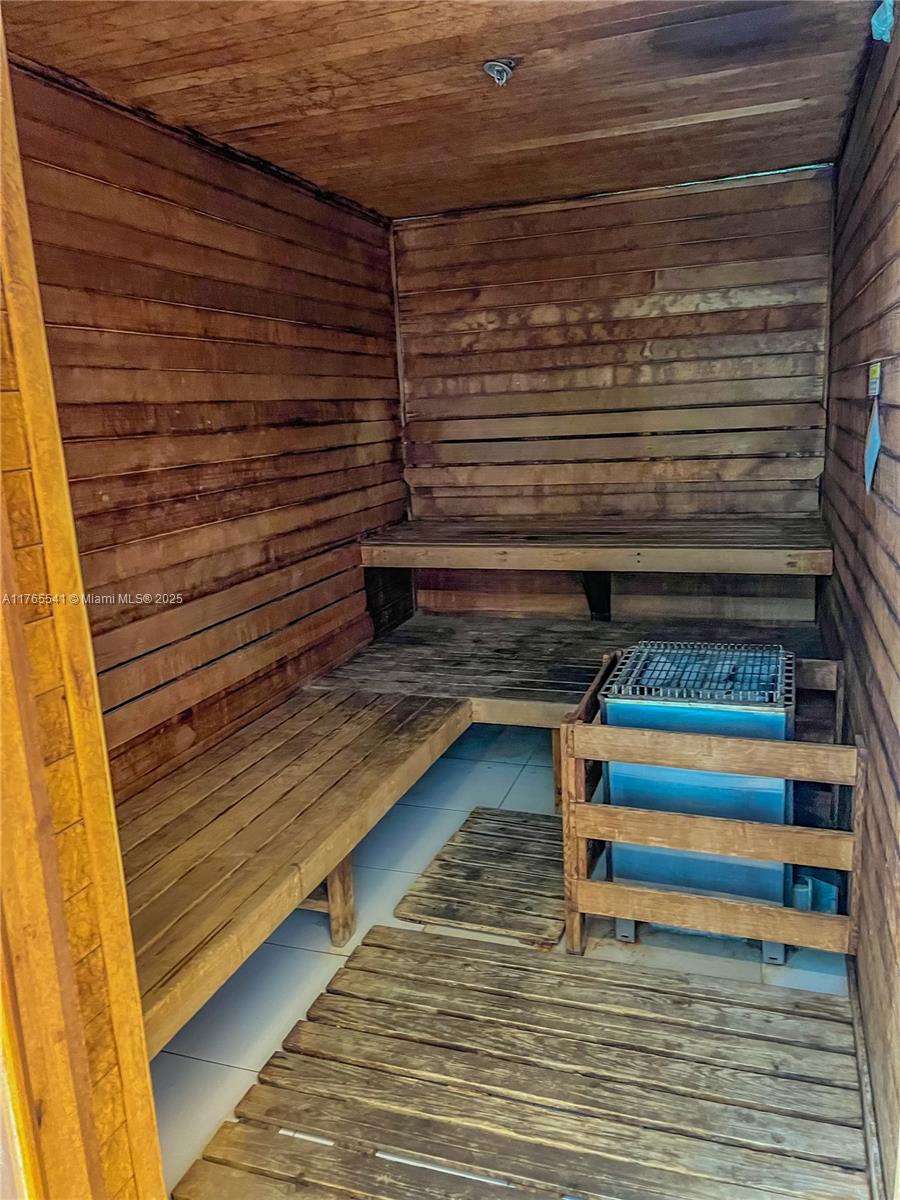 TRUMP ROYALE CONDO - Residential