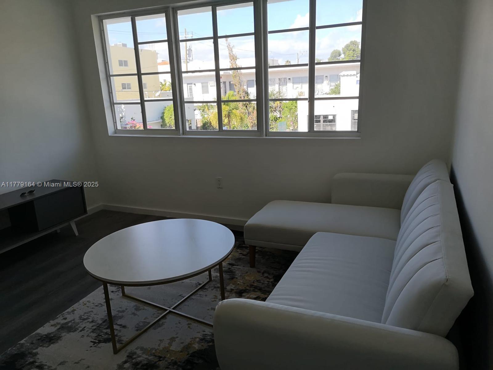 FIRST DECO CONDO - Residential
