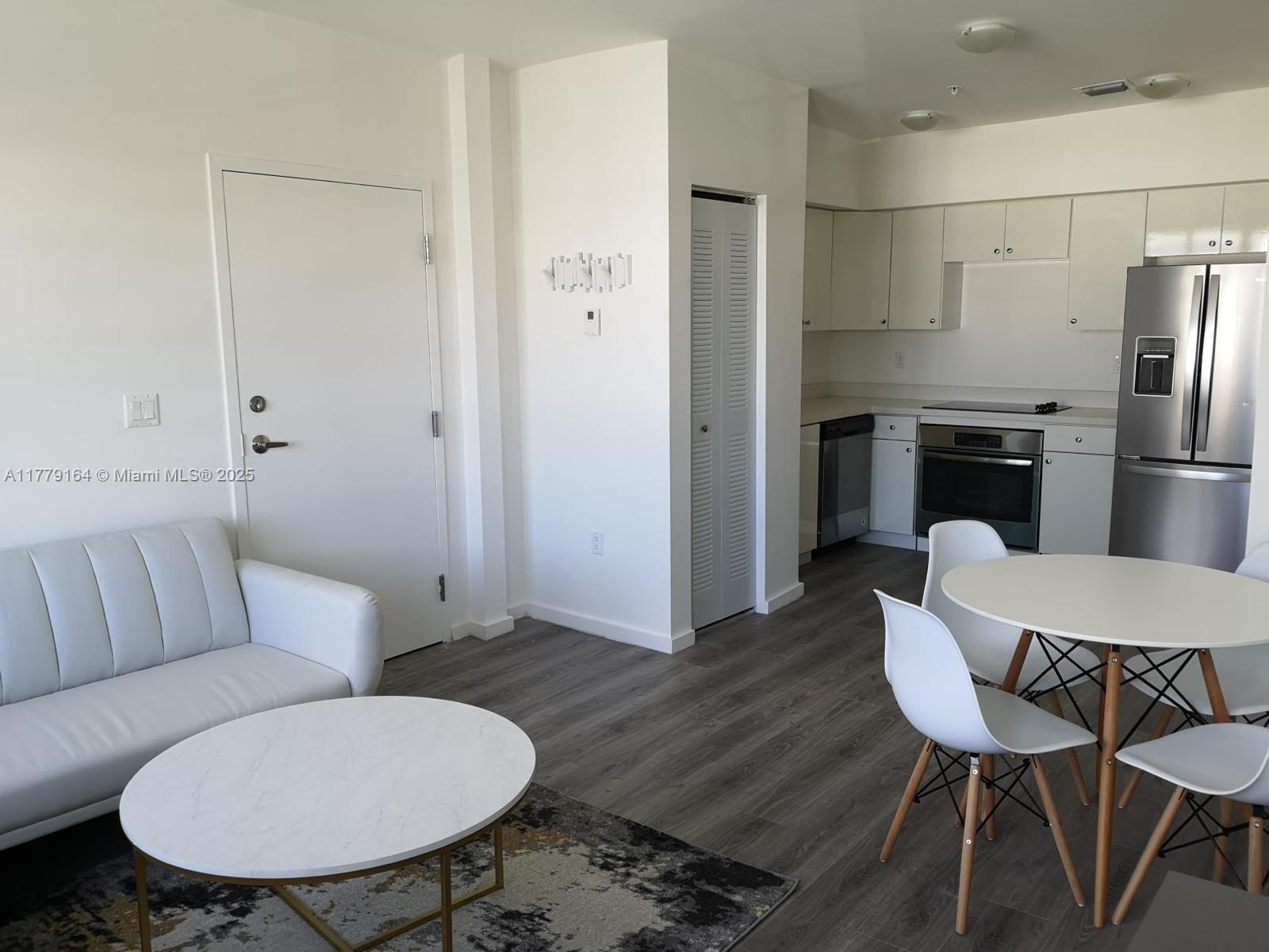FIRST DECO CONDO - Residential