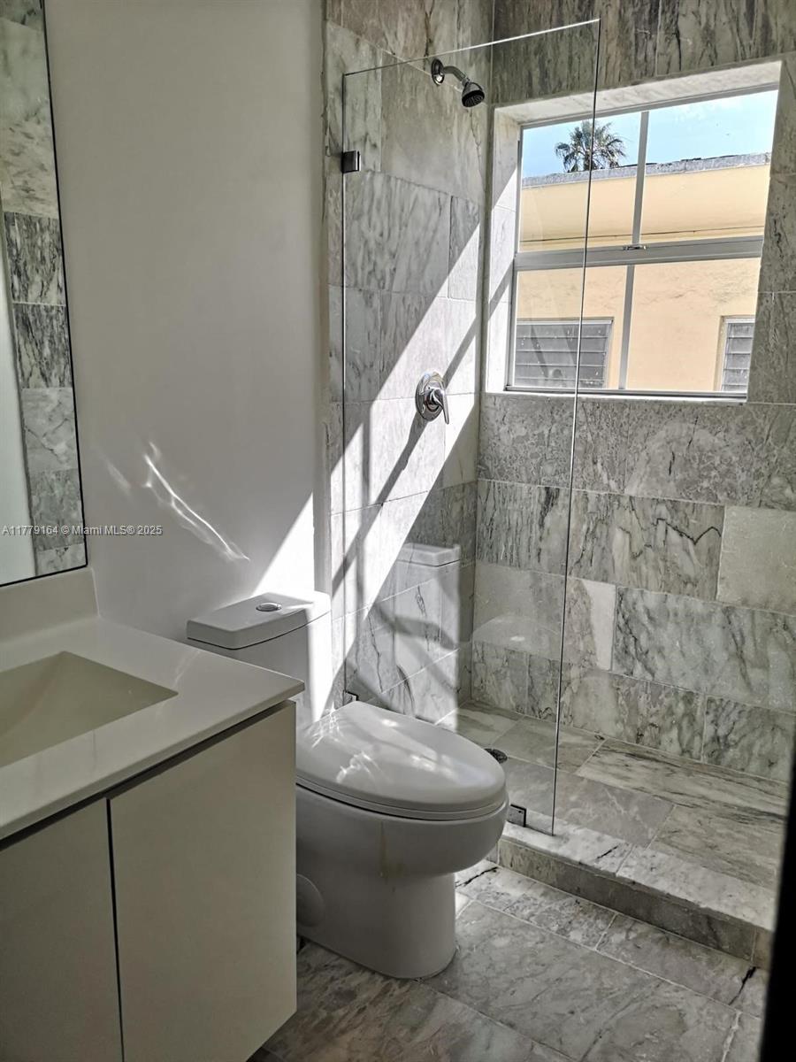 FIRST DECO CONDO - Residential