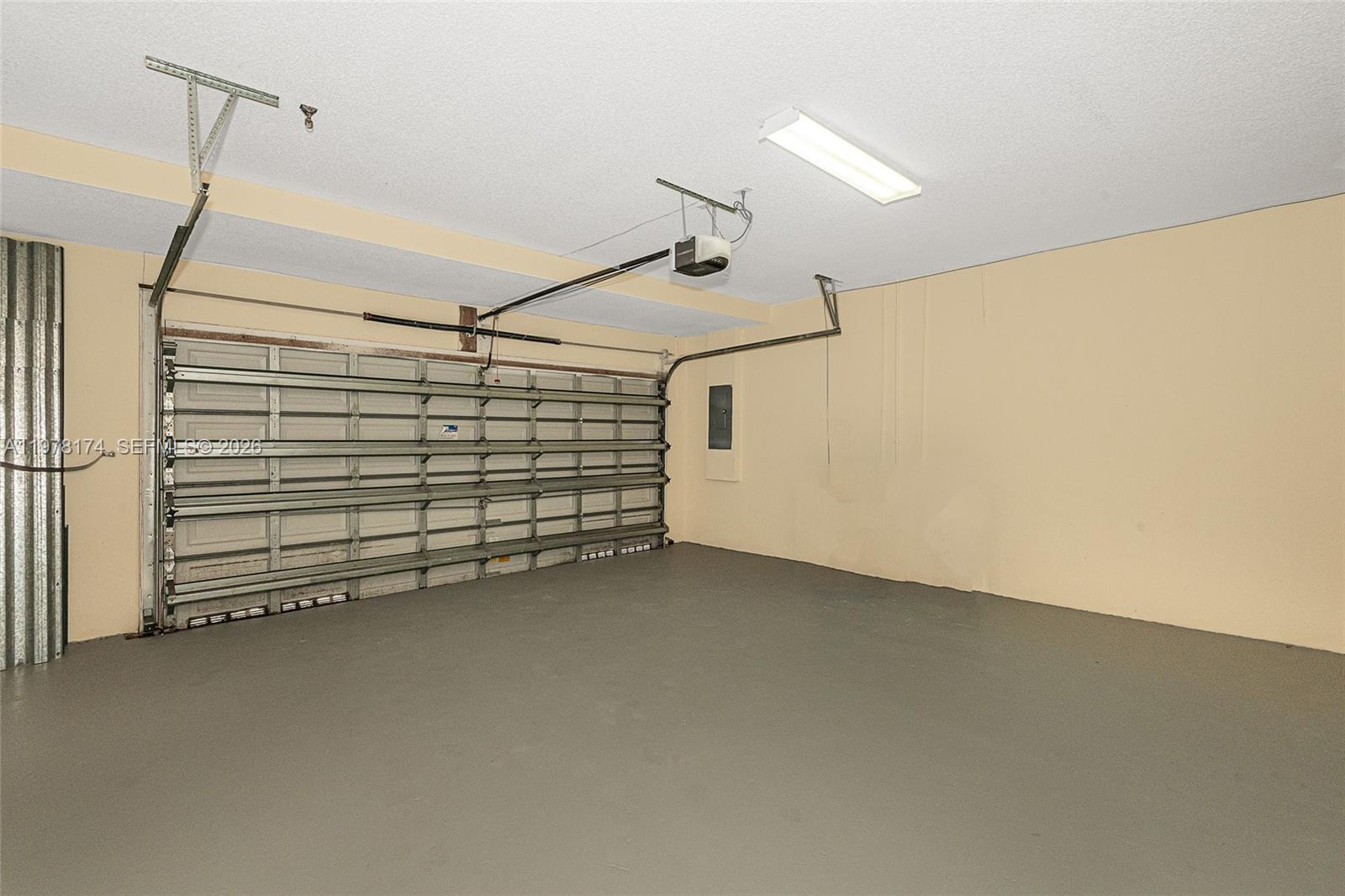 HOLLYWOOD LAKES COUNTRY C - Residential Lease