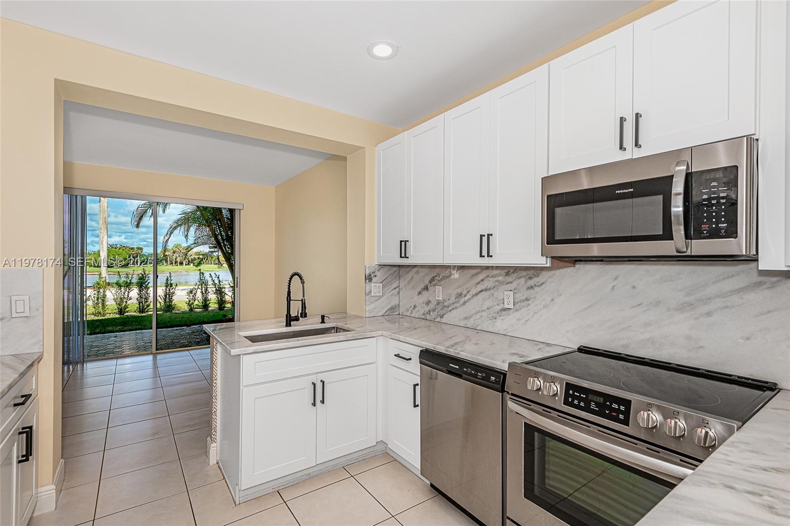 HOLLYWOOD LAKES COUNTRY C - Residential Lease