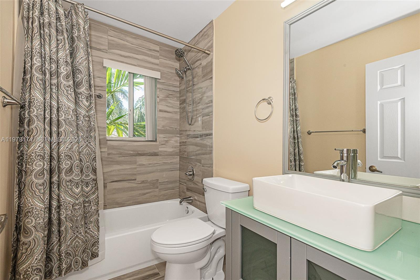 HOLLYWOOD LAKES COUNTRY C - Residential Lease