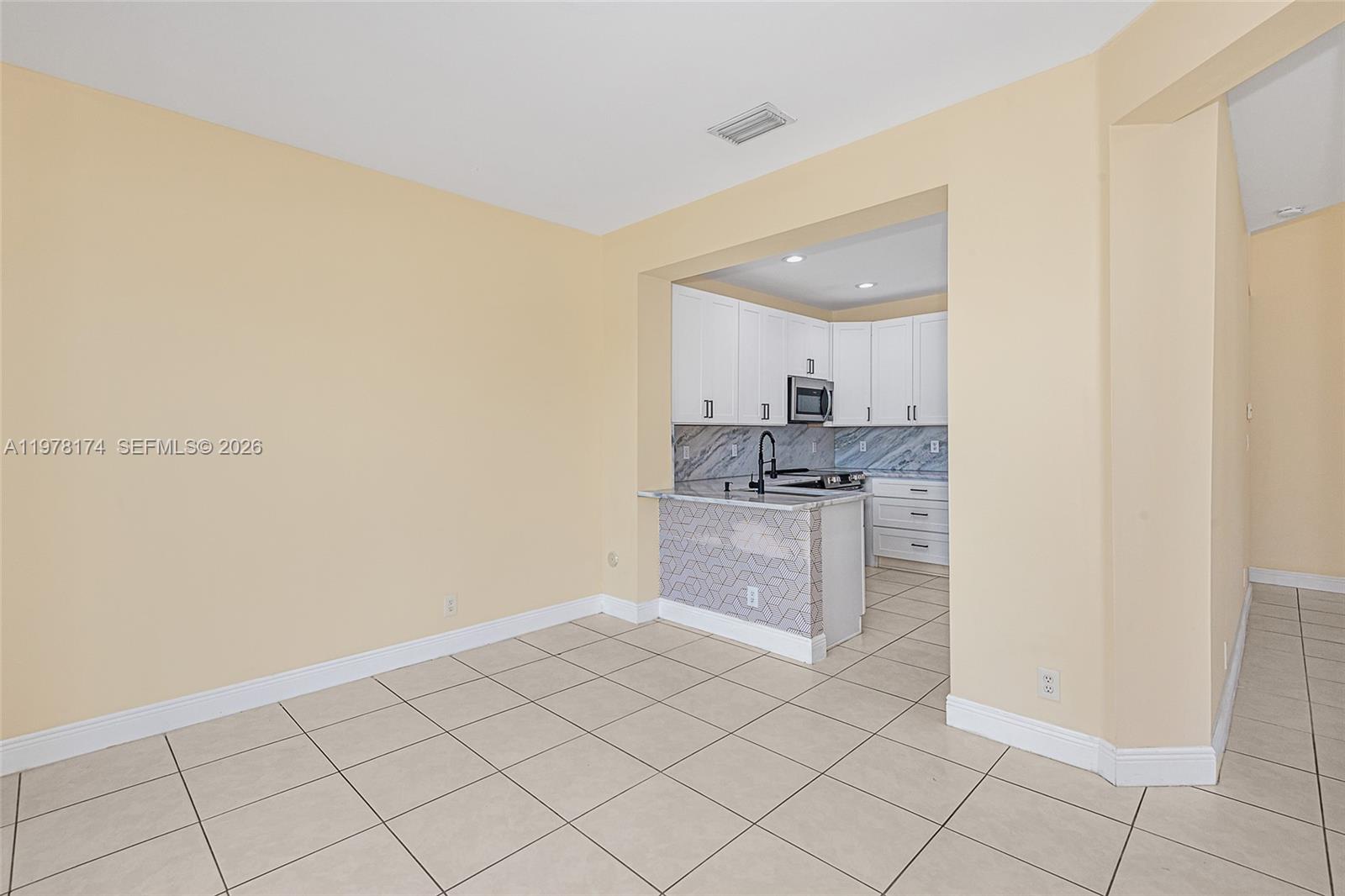 HOLLYWOOD LAKES COUNTRY C - Residential Lease