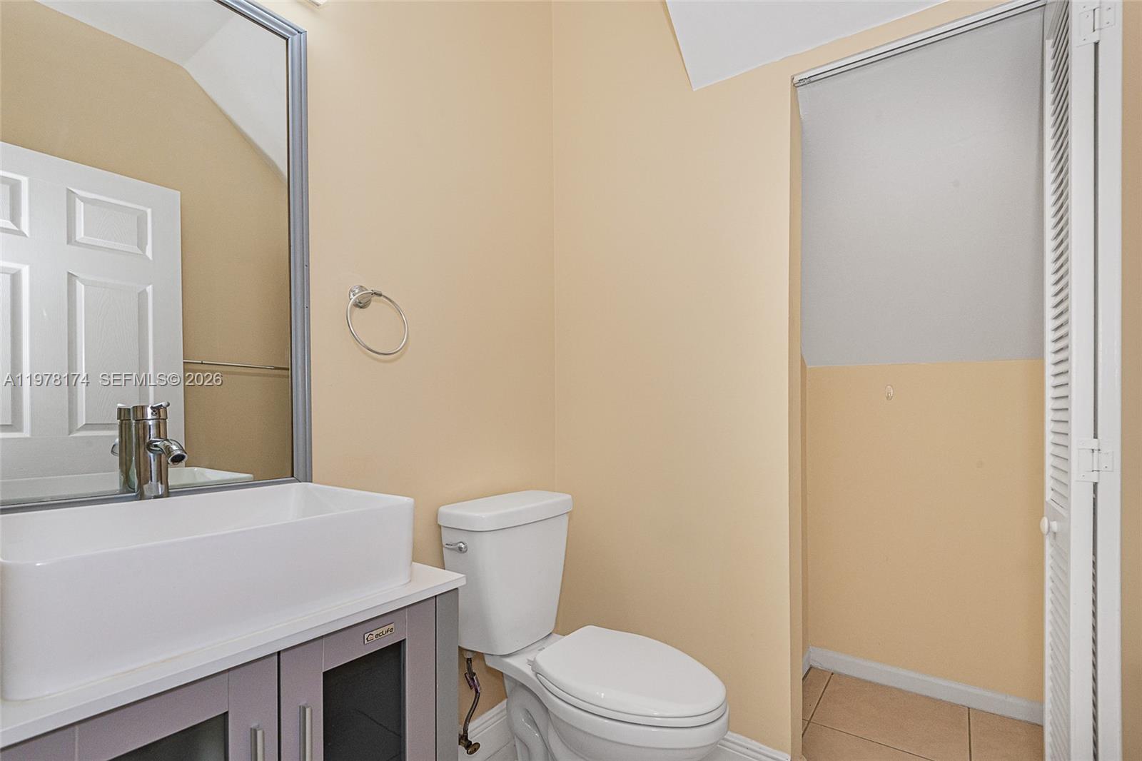 HOLLYWOOD LAKES COUNTRY C - Residential Lease