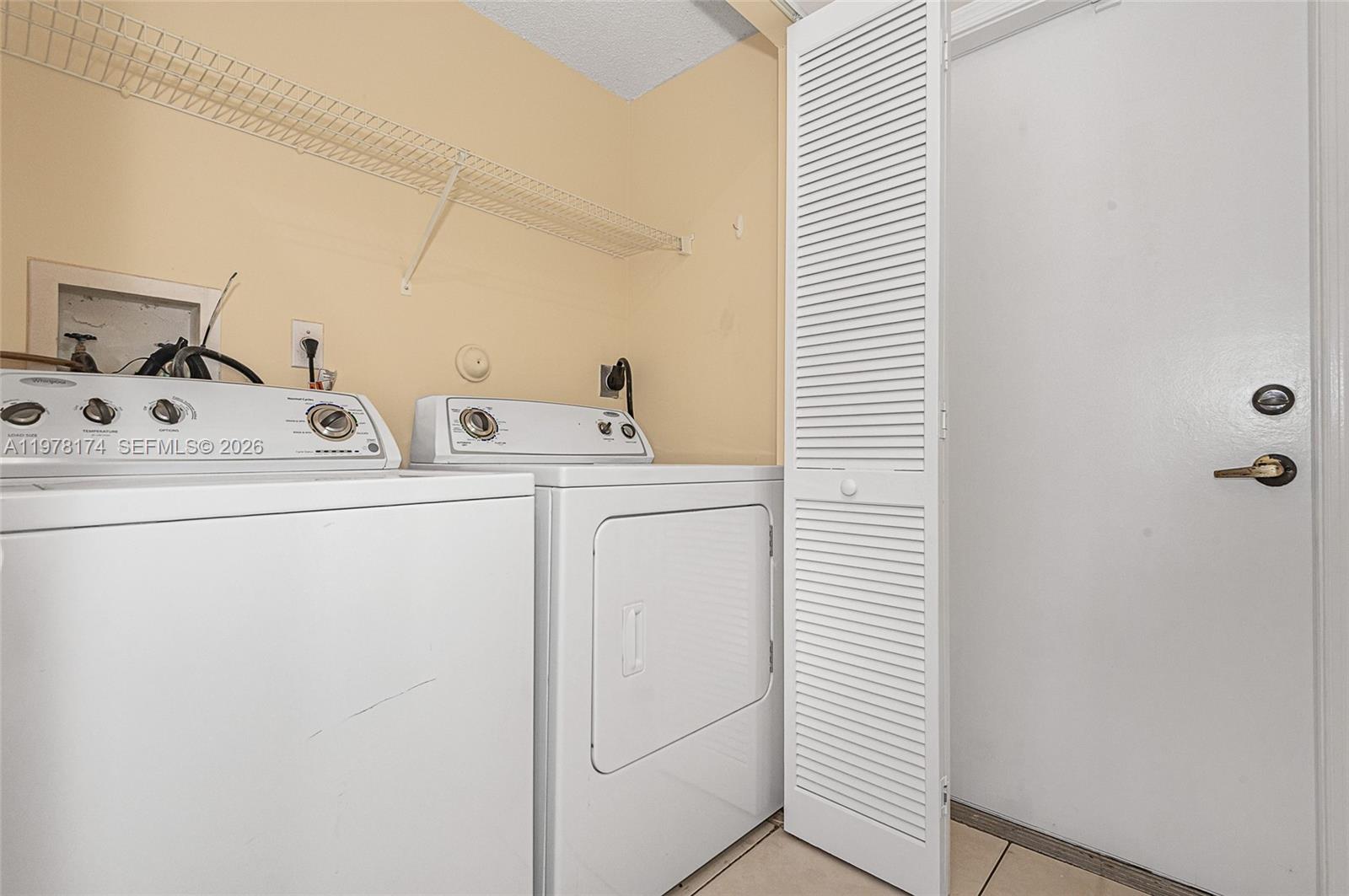 HOLLYWOOD LAKES COUNTRY C - Residential Lease