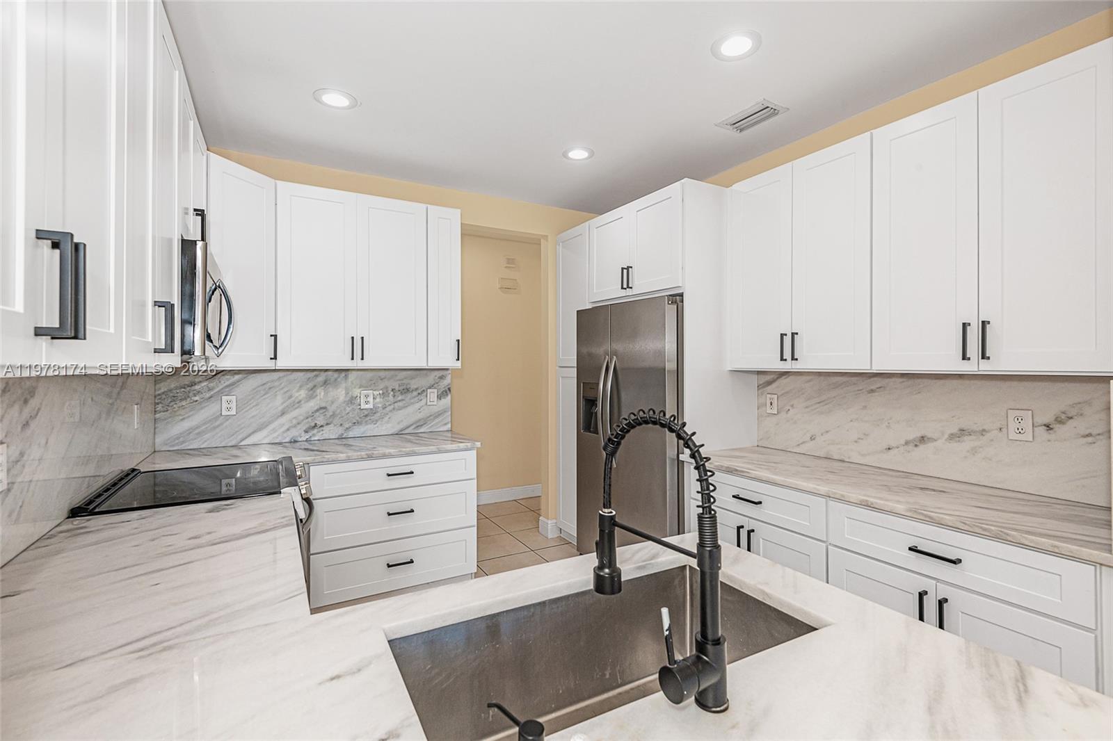 HOLLYWOOD LAKES COUNTRY C - Residential Lease