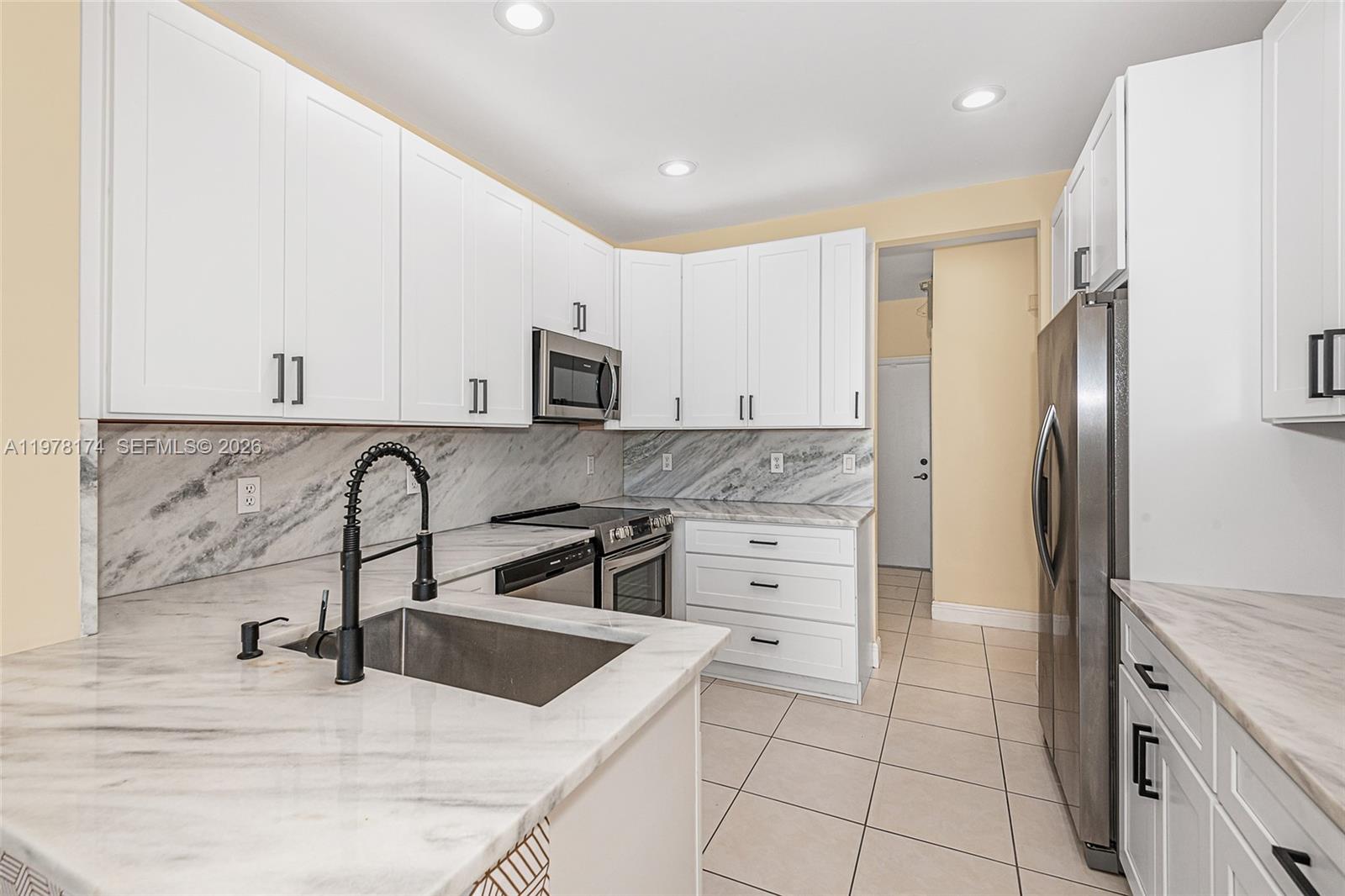 HOLLYWOOD LAKES COUNTRY C - Residential Lease