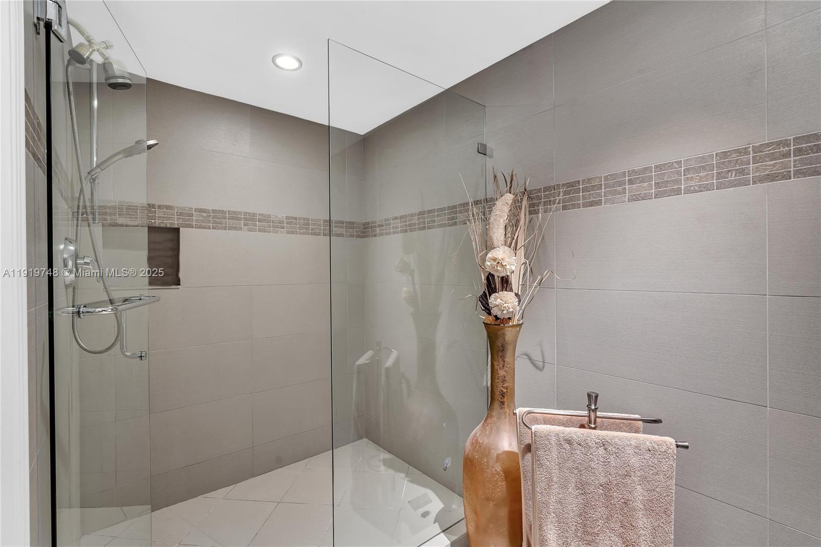 AVANT GARDE CONDO - Residential