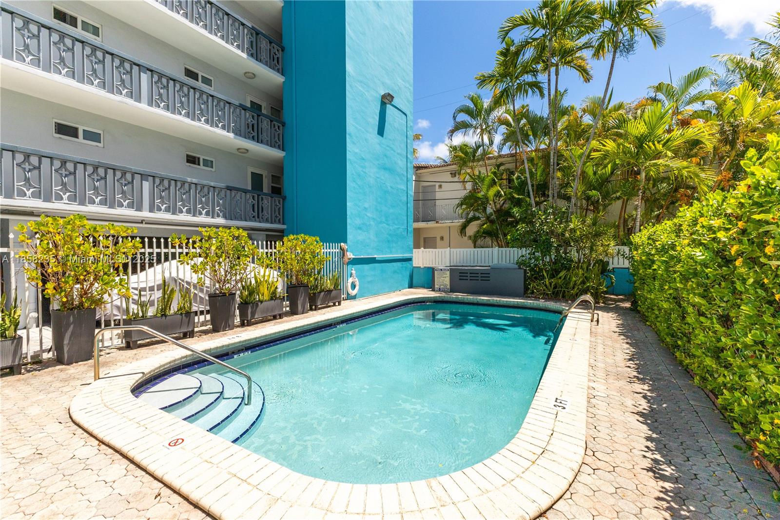 1400 Lincoln Rd 402