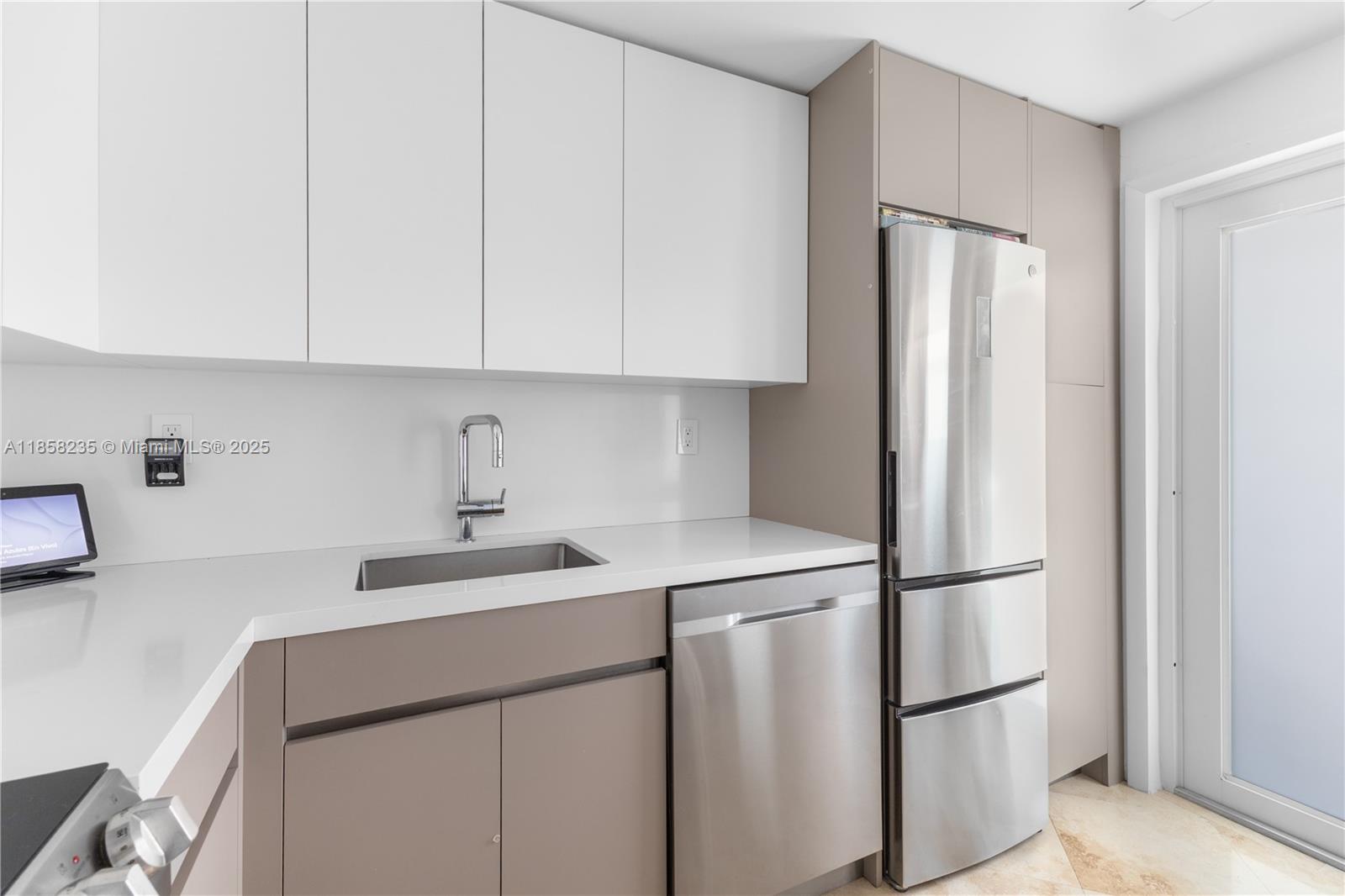 1400 Lincoln Rd 402